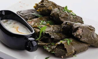 Portar a ebullició i coure a foc lent durant 50 minuts. Al final, poseu la dolma acabada en un plat gran i serviu-la ben calenta amb les vostres salses preferides, aperitius freds i amanides.