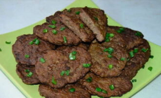 Liver cutlets are not only an excellent hot dish, but also an excellent cold appetizer that makes delicious sandwiches.