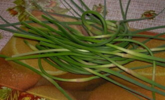 Lavamos las flechas de ajo con agua. Cortamos los extremos y dividimos el producto restante en trozos pequeños.