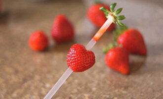 Wir entfernen die Stiele. Wir wählen die Beeren mit der größten Dichte aus, damit sie im Kompott intakt bleiben. Es ist wünschenswert, dass sie auch klein sind. Wenn die Beeren groß sind, schneiden Sie sie in mittelgroße Stücke.