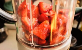 After 60 minutes, remove the strawberries from the freezer and place them in a blender bowl, where we then beat them with milk until smooth. 