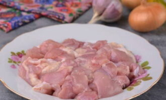 Rimuovere con attenzione la carne dalle cosce di pollo. Non useremo le ossa.