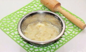 Cool the boiled potatoes a little, peel them and puree them in any way.