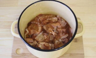 You can cook the breast on the stove or use a slow cooker. You can cook meat in any container, but you must take into account the fact that onion skins can greatly stain a light-colored pan. Therefore, it is recommended to take dark dishes. Transfer the washed onion skins to a saucepan, add 1 liter of water and turn on the heat. It must be brought to a boil. If you decide to cook everything in a slow cooker, you can simply pour boiling water over the husks. 