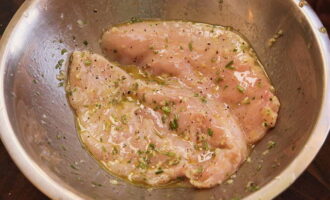 Pour water into a separate container. Next add salt, sugar and pepper. Add bay leaf. We have a marinade for chicken. Dip the chicken breasts into the liquid and cover the dish tightly with cling film. Place the dish in the refrigerator for a day.