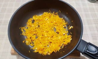 Heat the vegetable oil in a frying pan and add the onion. Continue frying until transparent. Next, add carrots and garlic. Continue frying until the carrots become soft.