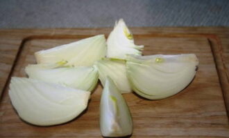 Peel the onion and cut into large pieces.