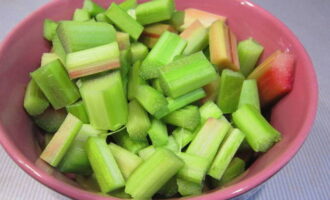 Cut the prepared stems into small pieces.