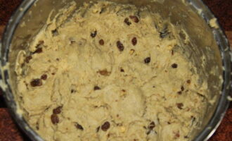 Scald the raisins and place them in the brewed mixture. We also send flour sifted through a fine sieve, followed by salt, cognac and vanilla sugar.