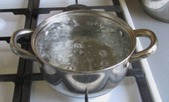 Take two pans of the same size.Place the first one in the refrigerator for 15 minutes, and the second one on the stove (turn on low heat). Boil.