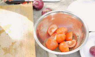 Vask først tomatene og skjær dem deretter i 4 skiver. De knuste tomatene tilsettes umiddelbart i marinaden.