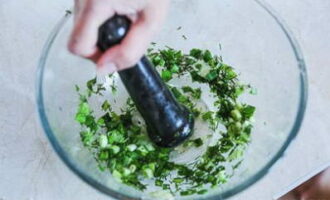 Ensuite, les légumes verts lavés peuvent être finement hachés ou broyés dans un mortier.