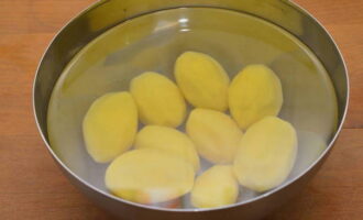 Wash and peel the potatoes. We choose a medium-sized one, because a small one will burn very quickly from the heat of the coal, and a large one, on the contrary, will not be baked. Also keep in mind that different varieties of potatoes will require different frying times, so it is better to choose potatoes of a certain variety for one grill. 