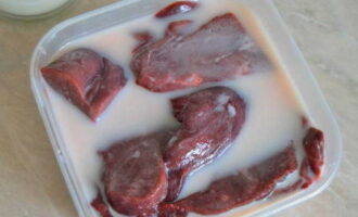 Soak the pork liver in the resulting solution, after first removing the film from it and cutting out the vessels. After 20-25 minutes, remove the liver pieces from the milk and granulated sugar solution and, if desired, rinse under running water.