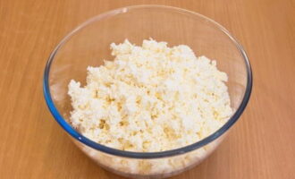 How to prepare cottage cheese Easter according to the classic recipe at home? Rub the cottage cheese through a sieve or grind with a blender.