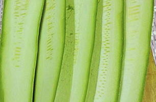 Bagaimana memasak zucchini di atas panggangan? Basuh sayur-sayuran dan potong ke dalam jalur 1 sentimeter lebar, garam di kedua-dua belah pihak.