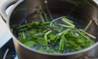 Com cuinar la sopa de sorrel amb ous segons la recepta clàssica? És important prendre el temps adequat per preparar el sorrel. Inicialment, renteu l'alceta, traieu les tiges i talleu les fulles gruixudes. A continuació, submergiu les fulles preparades en el brou de pollastre i deixeu-ho a foc mitjà fins que bulli. Passats 5-7 minuts, coleu el brou amb un colador.