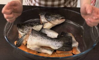 How to prepare fish soup from the head and tail of trout at home? If you wish, you can buy a whole trout and cut off its head and tail, but it will be much more economical to buy a soup set of the head, tail and, possibly, the ridge.