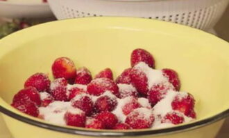 Para hacer mermelada de fresa con frutos rojos enteros para el invierno, lava las fresas y quítales los sépalos. Escurrir en un colador y dejar escurrir el agua. Luego transfiera las bayas a un bol esmaltado, agregue la mitad del azúcar y déjelas por 3 horas.