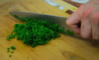 Rinse the dill and parsley. Remove excess moisture from them. Chop the greens into small pieces. You can also use cilantro, green onions or basil. 