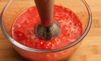 Grind strawberries using a blender. It should be puree. Mix well and leave for 60 minutes. We monitor the mass during this time, constantly stirring so that no grains remain.