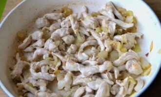 Place the chicken pieces on the onion and fry until done.