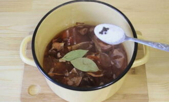 When the water boils, put 5 allspice peas and two bay leaves into the pan, then add salt. As a result, we should have a salt solution in which the brisket will be cooked and salted. 