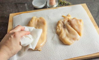 After 24 hours, remove the marinated breast from the refrigerator. Remove the film and remove the fillet from the marinade, rinse thoroughly under running warm water and dry with a paper towel.