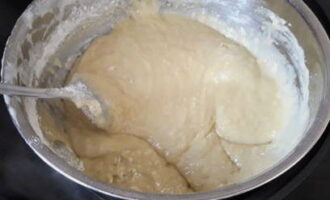 Add 2 cups of flour to the bowl in portions and mix thoroughly with a spoon or spatula, without stopping heating.