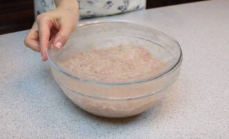 When the minced meat is ready, let it stand for another 10-15 minutes, after covering it with cling film or a plastic bag.