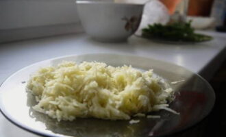 Peel the potatoes and grate them raw on a fine grater.