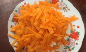 Peel the carrots and grate them on a coarse grater. Heat the vegetable oil in a frying pan and fry the carrots and onions until half cooked.