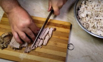 After this, transfer all the meat into a separate container and allow time to cool. As soon as the meat has cooled, it needs to be cut, removing all unnecessary bones.