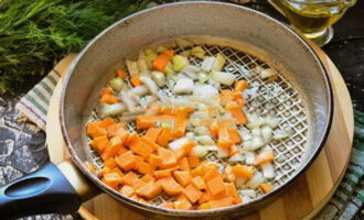 Silppua sillä välin kuoritut sipulit ja porkkanat. Kuumenna kasviöljy paistinpannussa ja paista vihannekset pehmeiksi koko ajan sekoittaen, jotta mikään ei pala.