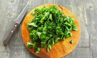 Finely chop the leaves and place them in a deep container.