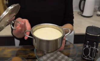 After an hour, check the dough and leave the pan with the finished dough at room temperature.