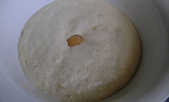 We move the dough into the container in which we will knead the dough. Add salt, sunflower oil and break 1 egg.