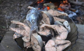 Una vez cocido, coloca el pescado en un plato. Dejamos sólo el caldo en el caldero.