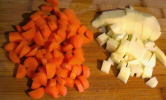 Peel and wash the potatoes and carrots. Cut the vegetables into small cubes. Carrots can also be cut into half rings. Add potatoes and carrots to the broth. Salt, pepper and add bay leaf. Cover the pan with a lid and cook for 20 minutes at low simmer.