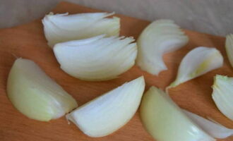 Peel the onion, rinse it and cut it into large pieces.