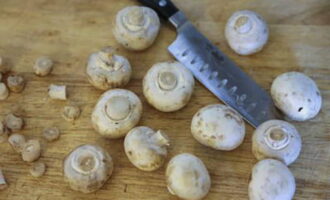 Hoe kook je heerlijke champignons op de grill? Was de champignons, snijd de stengels af.