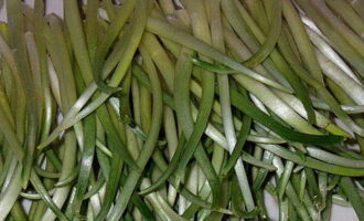 How to prepare delicious wild garlic for the winter in jars? Rinse the plants and sort if necessary. Remove damaged parts and cut off flower stalks, as they are very tough. 