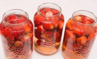 Sterilize the jar: clean it with soda and rinse with water. Place strawberries on the bottom of the jar and fill with boiling water completely. Let it sit for a couple of minutes under the lid.