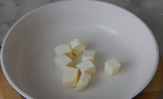 Cut the butter into cubes. Then we choose the option we like: either we put it inside while modeling, or we leave it on top during baking. 