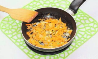 Chop the carrots on a coarse grater, add to the onion and fry until soft.