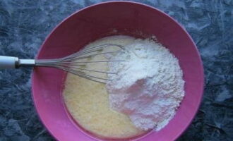 Immerse the dry mass in whipped kefir and eggs. We begin to mix the product with a whisk until the lumps are broken.