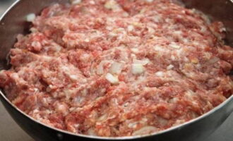 Add the preparation to the meat product and mix everything again.