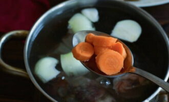 Épluchez les carottes et coupez-les en fines tranches, coupez la tomate en tranches. Mettez immédiatement tous les légumes dans la poêle. 