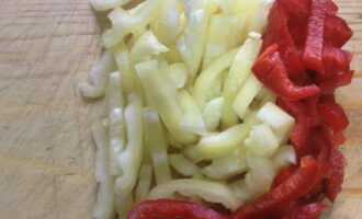 Wash the sweet pepper, remove the seeds and cut into strips.