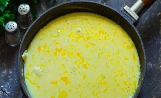 Take a frying pan with a thick bottom, maybe even cast iron, and generously grease it with butter. Pour the egg mixture into a bowl and cover with a lid. Place the pan over low heat and cook for about 15 minutes. In just 5-7 minutes the omelette will rise. Do not open the lid during cooking.